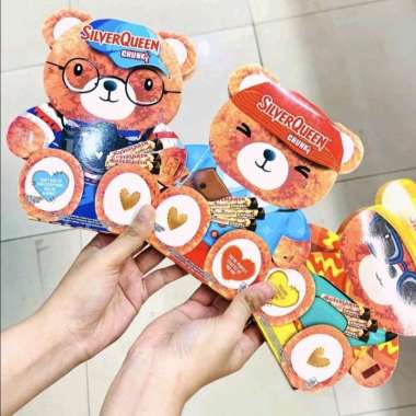 Silverqueen bear edisi Valentine chunky bar pegang kamera