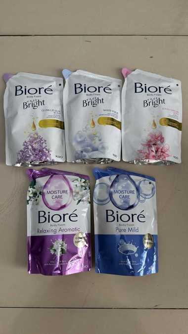 Promo Harga Biore Body Foam Bright White Scrub 450 ml - Blibli