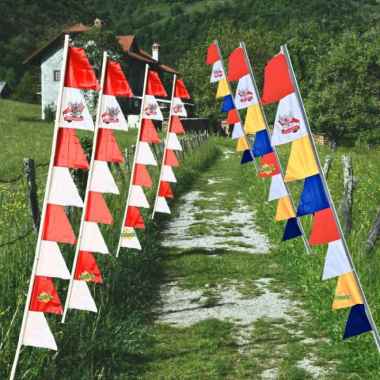 Bendera Umbul Umbul Banner Hiasan Dekorasi Jalan 17an Agustusan 6 8 10 Titik Mata Warna Warni Merah