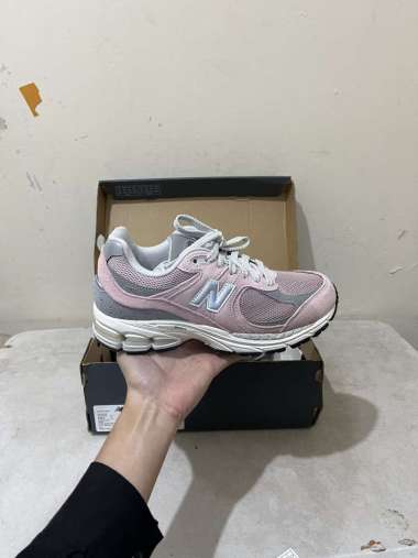 SEPATU NEW BALANCE 2002R SNEAKERS WANITA M2002RFC 38