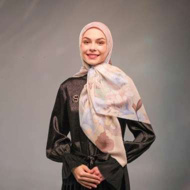 Shafira Izara Printed Scarf | Hijab Segi Empat Motif Pink