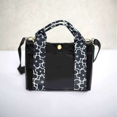 - SOVLO Tara Sling Bag – Tas Selempang Wanita PVC – Tas Konser Water Resistant Hitam Mono_KN