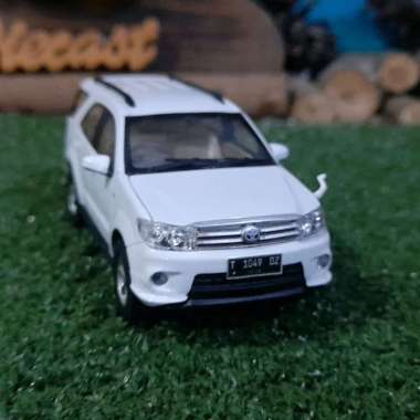 Diecast Miniatur Toyota Fortuner putih skala 1:43
