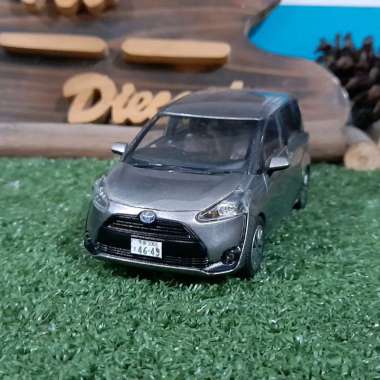 Diecast Miniatur Toyota Sienta grey skala 1:30
