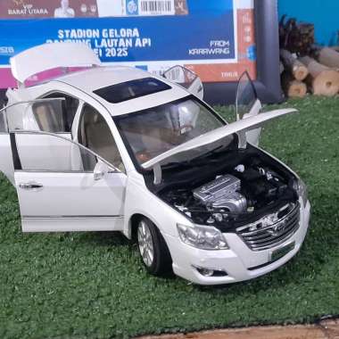 Diecast Miniatur Toyota Camry 2007 putih skala 1:18