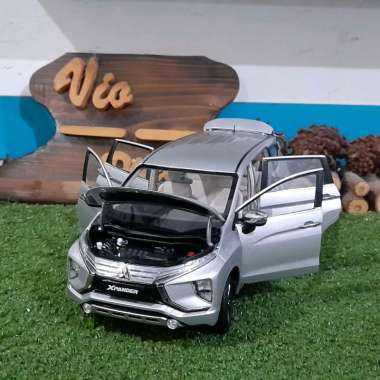 Diecast Miniatur Mitsubishi Xpander silver skala 1:18