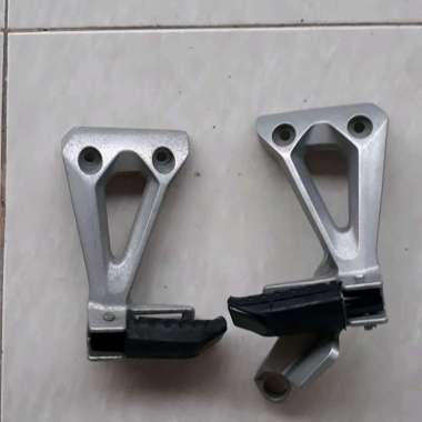 dudukan footstep belakang revo absolute kanan