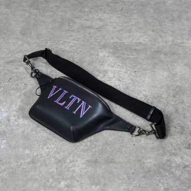 Tas VALENTINO VLTN TEXT BLUE MULTI BLACK LEATHER WAIST BAG 100% ORIGINAL 19X5X14CM