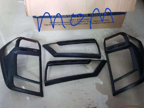 Garnish Stoplamp / List Lampu Belakang Carbon jsl Daihatsu Sigra