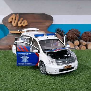 Diecast Miniatur Nissan Grand Livina Patwal Srikandi Magetan skala 1:18