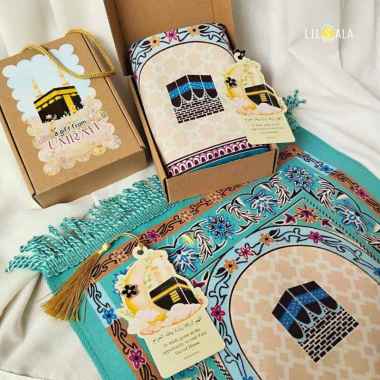 Zikra Gift Umrah | Souvenir Haji & Umrah Sajadah Mini Suede + Box + Tag Alquran + Pin Bros