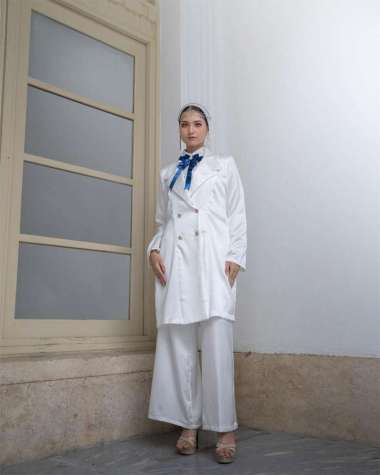 Setelan Jas Wanita Muslimah Modern – Outfit Blazer & Celana Kulot Satin Putih | Modest Office & Form