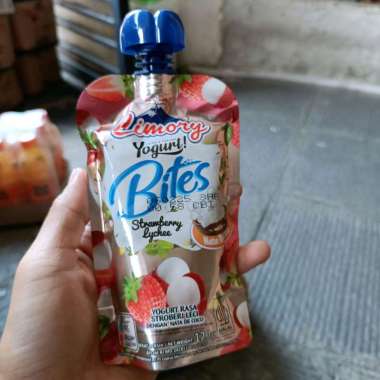 Promo Harga Cimory Squeeze Yogurt Strawberry 120 gr - Blibli