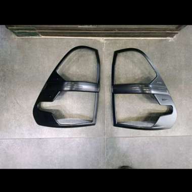 garnish lampu belakang hilux revo 2015-2024