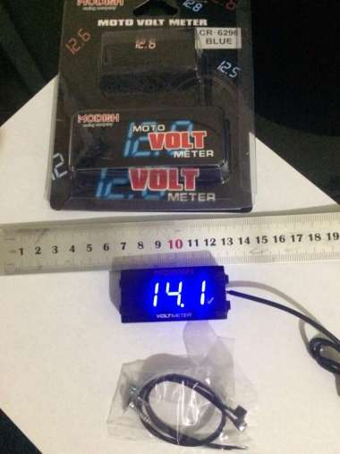 Voltase aki digital nyala warna biru