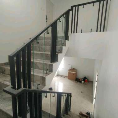 Railing Tangga Kaca + Besi Hollow – Desain Minimalis Elegan Percantik tampilan rumah Anda dengan rai
