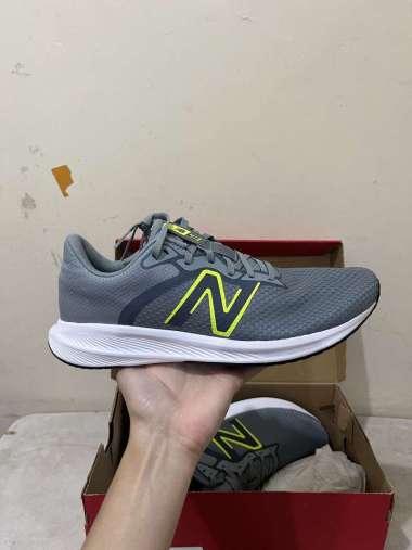 SEPATU NEW BALANCE 413 V2 GREY RUNNING PRIA M413GY2 42.5
