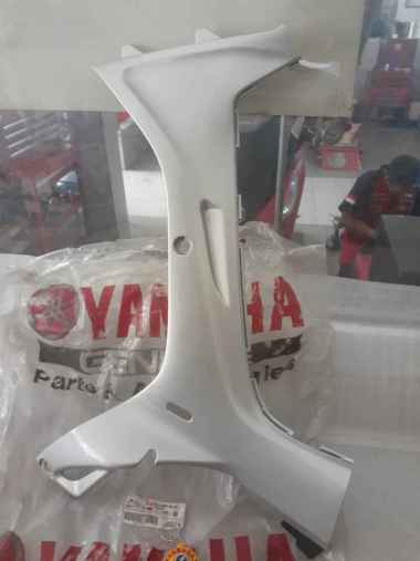 SAYAP DALAM KIRI YAMAHA FIZR/ F1ZR /F1Z-R SILVER /ABU (minus) ORIGINAL YGP 4US-F8385-00-P5
