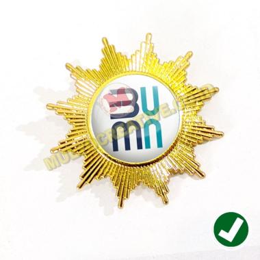 Pin Logo Model Matahari Bahan Logam Pin Kementerian BUMN RI Mulyocreative Matahari Sisi 12