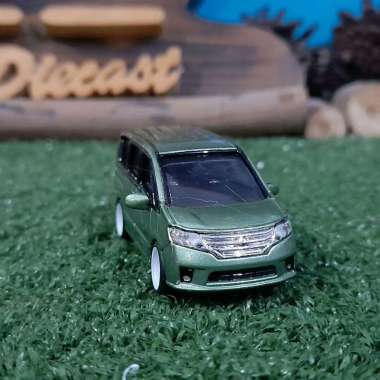 Diecast Miniatur Nissan Serena C26 hijau skala 1:64