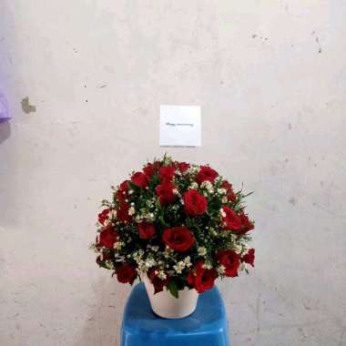 rangkaian bunga mawar fresh vas keramik
