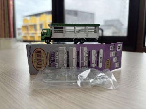 Isuzu Giga Livestock Carrier Green Tomytec Truck Vol 13 1/150 - Bahan Plastik