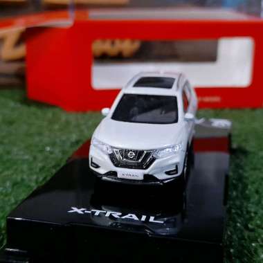 Diecast Miniatur Nissan Xtrail T32 putih skala 1:64