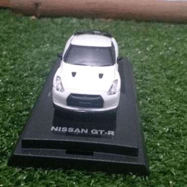 Diecast Miniatur Nissan GTR putih skala 1:64