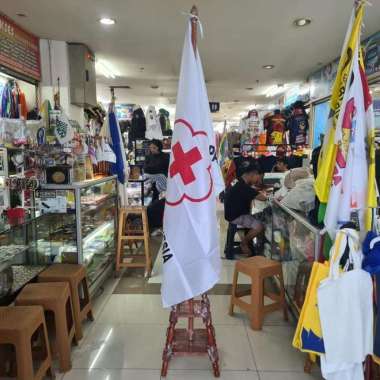 Tiang pataka dengan bendera indonesia PMI