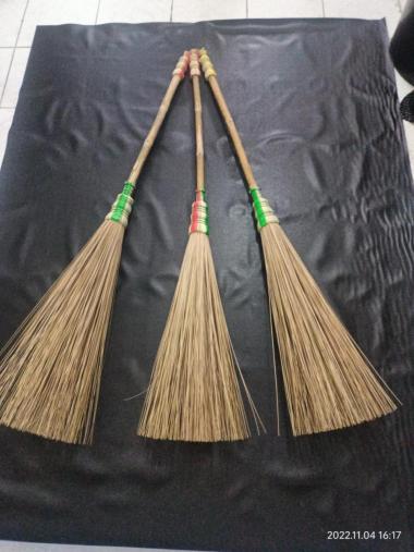 Sapu Lidi Gagang bambu Panjang / Sapu Jalanan / Sapu Taman - kelapa
