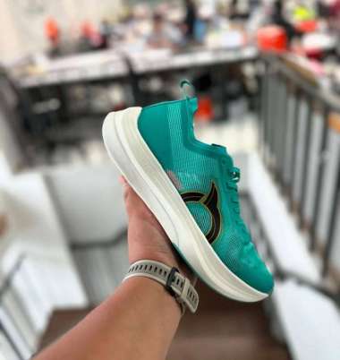 Ortuseight sepatu running hypersonic cyan white original 43