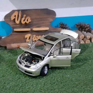 Diecast Miniatur Nissan Tiida sedan skala 1:18