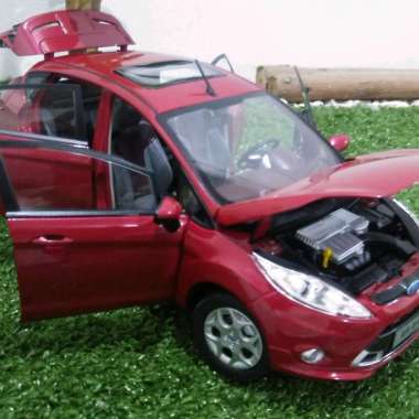 Diecast Miniatur Ford Fiesta skala 1:18