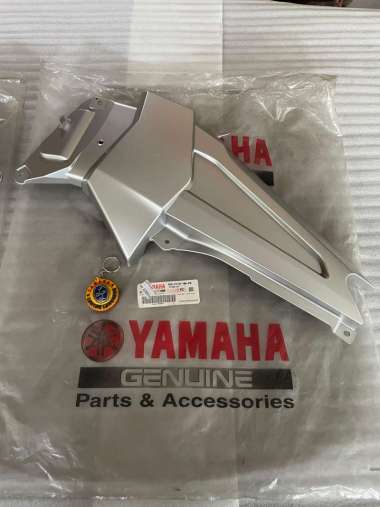 COVER TUTUP AKI BODY SAMPING KANAN KIRI YAMAHA BYSON KARBU WARNA SILVER ORIGINAL YGP KANAN