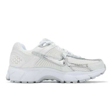 Sepatu Wanita Nike Zoom Vomero 5 "Chrome Toe" (HF7723-100) Original 40.5