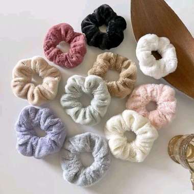 Ikat Rambut Scrunchie Bulu Hitam