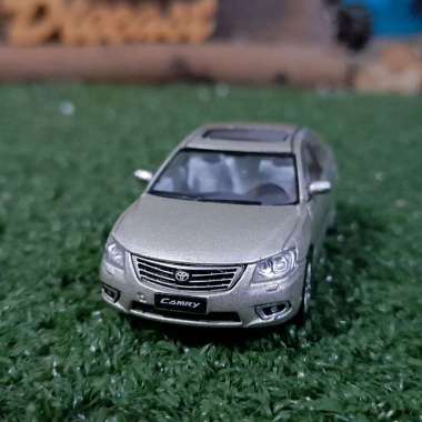 Diecast Miniatur Toyota Camry Xcartoys skala 1:64