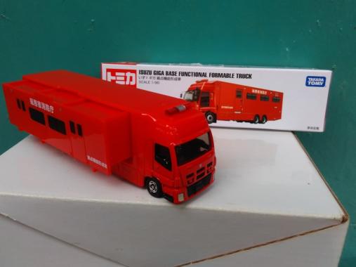 diecast Tomica no 137 Isuzu Giga Base Functional Formable Truck miniatur mobil