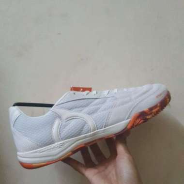 Ortuseight Sepatu futsal Jogosala Nutmeg Putih