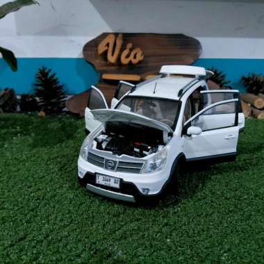 Diecast Miniatur Nissan Livina Xgear putih skala 1:18