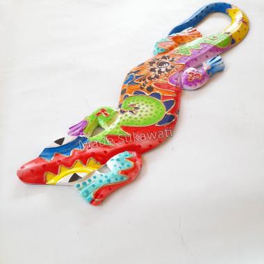 Hiasan dinding cicak tokek Gecko 50cm variasi Lukis warna Kerajinan kayu bali Lukis warna abstrak