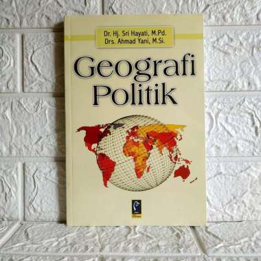 GEOGRAFI POLITIK Dr. Hj. Sri Hayati M.Pd. Drs. Ahmad Yani M.Si. REFIKA ADITAMA AJ-PLT