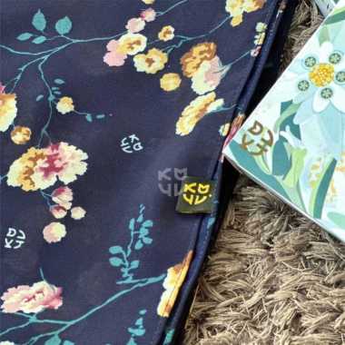 Koyu Hijab Segiempat Motif Viney Jepang Beauty Flower (Japan Series II) NAVY JAHIT TEPI
