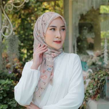 Koyu Hijab Segiempat Motif Viney Jepang Beauty Flower (Japan Series II) NUDEPINK JAHIT TEPI