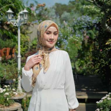 Koyu Hijab Segiempat Motif Viney Jepang Beauty Flower (Japan Series II) CHOCO JAHIT TEPI