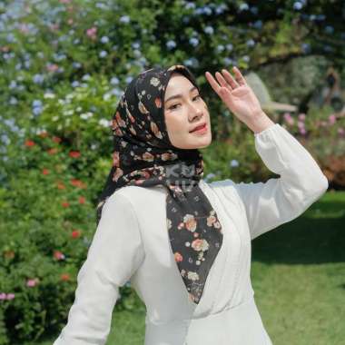 Koyu Hijab Segiempat Motif Viney Jepang Beauty Flower (Japan Series II) BLACK JAHIT TEPI