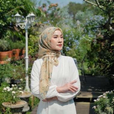 Koyu Hijab Segiempat Motif Viney Jepang Beauty Flower (Japan Series II) CREAM JAHIT TEPI