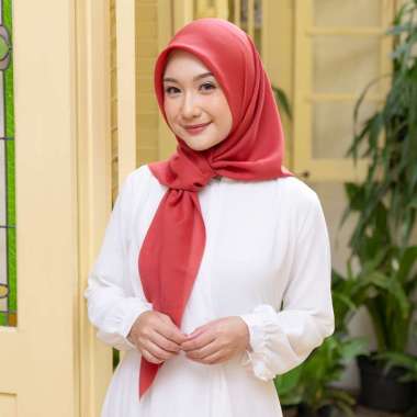 Lozy Hijab - Dya Voal (Hijab Segiempat Voal Polos Lasercut Zigzag) Red