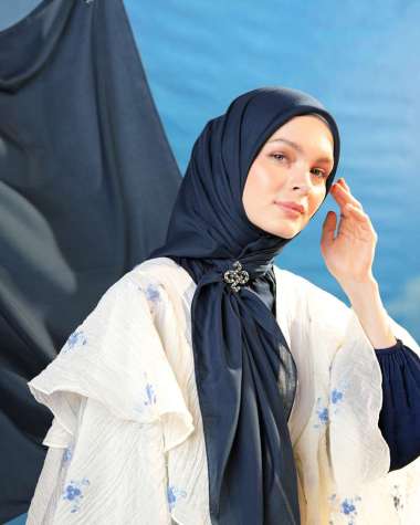 Heaven Lights - Voal Iron Black Logo - Hijab Polos Segi Empat Pigeon