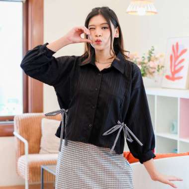 Yoenik Apparel Jiwoo Crop Shirt Black